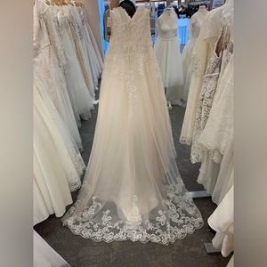 Jewel wedding dress by David’s bridal size 22w